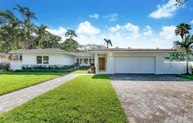 Комфортабельный коттедж с гаражом, участком и террасой, Майами, США за $2 395 000