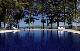 Новые апартаменты в охраняемой резиденции с бассейном и парковкой, в десяти метрах от моря, Банг Тао, Пхукет, Таиланд за 1 740 € в неделю