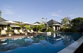Современная вилла с бассейном в охраняемом жилом комплексе, на первой линии у моря, Санур, Бали, Индонезия за 4 100 € в неделю