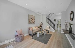 3-комнатный таунхаус в Montrose Avenue за C$2 080 000