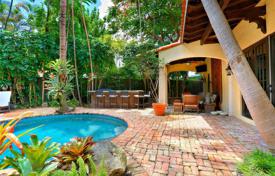 Уютная вилла с садом, задним двором, бассейном, зоной барбекю, патио, террасой и гаражом, Майами, США за 2 417 000 €