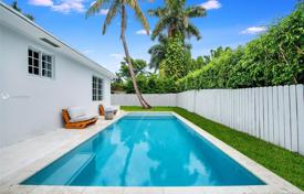 Комфортабельная вилла с задним двором, бассейном и зоной отдыха, Майами-Бич, США за $1 350 000