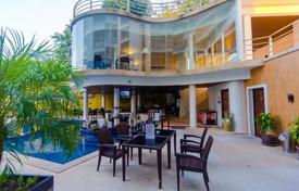Апартаменты с бассейном и видом на город, море и горный массив, Патонг, Таиланд. Цена по запросу