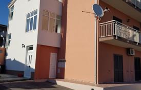 Дом с тремя квартирами и гаражом в 600 метрах от моря, Каштел-Новий, Хорватия за 390 000 €