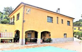 Солнечная двухэтажная вилла с бассейном и гаражом, Льорет‑де-Мар, Испания за 455 000 €