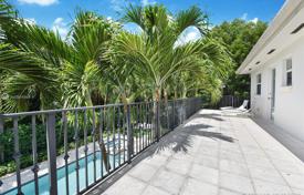 Комфортабельная вилла с садом, бассейном, террасой и двумя гаражами, Майами, США за $2 299 000