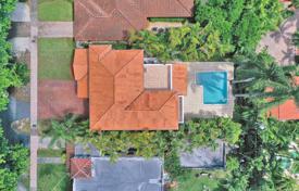 Современная вилла с задним двором, бассейном, зоной отдыха и гаражом, Корал Гейблс, США за $925 000