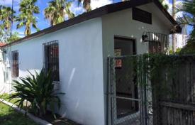 Уютный коттедж с патио, парковкой и террасой, Майами, США за $1 075 000