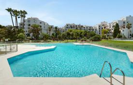 Двухкомнатная квартира в закрытой резиденции с садом, бассейном и теннисным кортом, на первой линии у моря, Пуэрто-Банус, Испания за 449 000 €