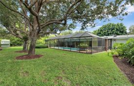 Уютная вилла с садом, задним двором, бассейном, зоной отдыха и двумя гаражами, Майами, США за 747 000 €