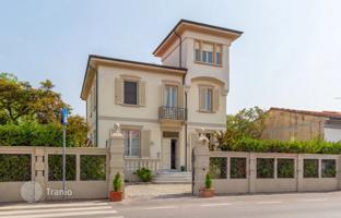 18-комнатная вилла в Виареджо за 1 300 000 €