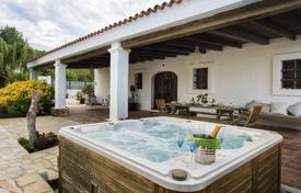 Стильная меблированная вилла с собственным садом, парковкой, открытым бассейном и видом на море, Сан-Рафаэль, Испания за 4 600 € в неделю