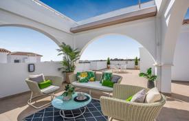 Таунхаусы с садом в новой закрытой резиденции с бассейном, Рохалес, Испания за 397 000 €