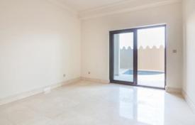 Таунхаус с тремя спальнями четырьмя ванными комнатами в районе Palm Jumeirah за $1 878 000