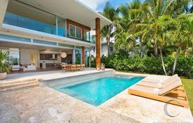 Комфортабельная вилла с бассейном, летней кухней, патио и террасой, Майами-Бич, CША за $11 900 000