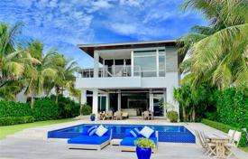 Просторная вилла с частным садом, бассейном, док-станцией, террасой и видом на океан, Майами-Бич, США за 5 775 000 €