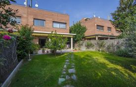 Трехэтажная вилла с террасой и садом, в жилом комплексе с бассейном, Кастельдефельс, Испания за 1 125 000 €