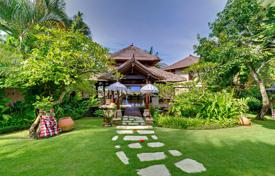 Роскошная вилла с четырьмя спальнями расположена в 100 метрах от берега океана, в районе Чанггу, Бали за $6 300 в неделю