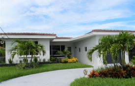 Комфортабельный коттедж с задним двором, террасой и гаражом, Сарфсайд, США за $839 000