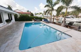 Уютная вилла с задним двором, бассейном, гаражом и террасой, Майами-Бич, США за $1 750 000
