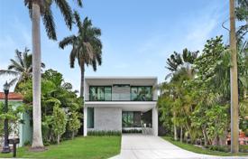 Комфортабельная вилла с задним двором, бассейном и террасой, Майами-Бич, США за 3 236 000 €