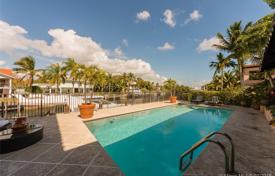 Комфортабельная вилла с бассейном, частным доком, гаражом, террасой и видом на залив, Корал Гейблс, США за $2 250 000