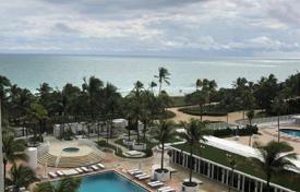 Уютные апартаменты с террасой и видом на океан в современной резиденции с бассейном, на первой линии от пляжа, Бал Харбор, Флорида, США за $649 000
