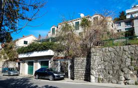 Просторный коттедж с гаражами, садом, террасами и видом на море, Герцег-Нови, Черногория за 1 000 000 €