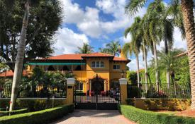 Роскошная вилла с задним двором, бассейном и террасой, Майами, США за $1 600 000