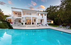 Просторная вилла с задним двором, бассейном, зоной отдыха, террасой и гаражом, Майами, США за $1 848 000