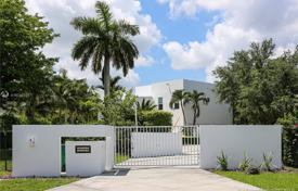 Просторная вилла с задним двором, бассейном, зоной отдыха, террасой и двумя гаражами, Майами, США за 1 384 000 €