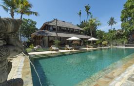 Охраняемая вилла с бассейном и теннисным кортом рядом с пляжем, Санур, Бали, Индонезия за 9 600 € в неделю