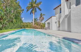 Уютная вилла с задним двором, бассейном, садом, террасой и двумя гаражами, Майами-Бич, США за 2 087 000 €