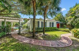 Старинная вилла с участком, бассейном и террасой, Майами, США за $1 490 000