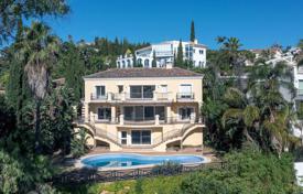 Трёхэтажная вилла с бассейном прямо у поля для гольфа в Эль Эррохо Альто, Малага, Испания за 1 890 000 €