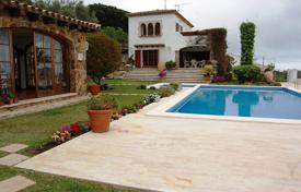 Трехэтажная вилла с бассейном, гостевым домом и видом на море в спокойной резиденции, в 700 метрах от пляжа, Сагаро, Испания. Цена по запросу