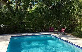 Уютная вилла с садом, задним двором, бассейном, террасой и гаражом, Корал Гейблс, США за $1 369 000