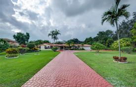 Комфортабельная вилла с задним двором, бассейном, зоной отдыха и гаражом, Майами, США за $1 699 000