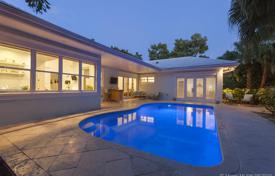Комфортабельная вилла с задним двором, бассейном, зоной отдыха и гаражом, Форт-Лодердейл, США за $2 275 000