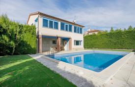 Двухэтажная меблированная вилла с бассейном, Ллорет‑де-Мар, Испания за $701 000