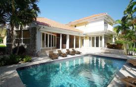 Комфортабельная вилла с задним двором, бассейном, террасой и гаражом, Корал Гейблс, США за $2 100 000