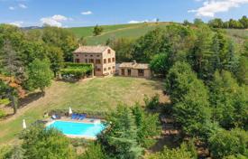 Элитная уединенная вилла с бассейном и панорамными видами, Амандола, Италия за 850 000 €