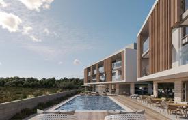 Новая малоэтажная резиденция с бассейном и садами рядом с пляжем и центром Пафоса, Кипр за От 190 000 €