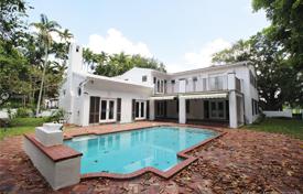 Комфортабельная вилла с задним двором, бассейном, террасой и гаражом, Корал Гейблс, США за $1 750 000