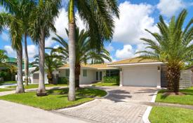 Уютная вилла с задним двором, бассейном, зоной отдыха и гаражом, Майами, США за 1 345 000 €