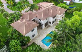 Просторная вилла с садом, задним двором, бассейном, зоной отдыха, террасой и гаражом, Майами, США за 1 737 000 €