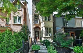 Дом в городе на Логан-авеню, Торонто, Онтарио,  Канада за C$1 725 000