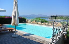 Красивая вилла с бассейном, ухоженным садом и видом на море в живописном районе, Капо-Кода-Кавальо, Италия за 8 300 € в неделю
