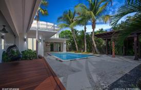 Тропическая вилла с участком, бассейном и балконом, Ки-Бискейн, США за $2 575 000