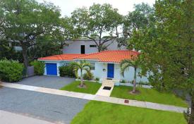 Полностью реконструированный коттедж с участком, гаражом и террасой, Майами, США за 708 000 €